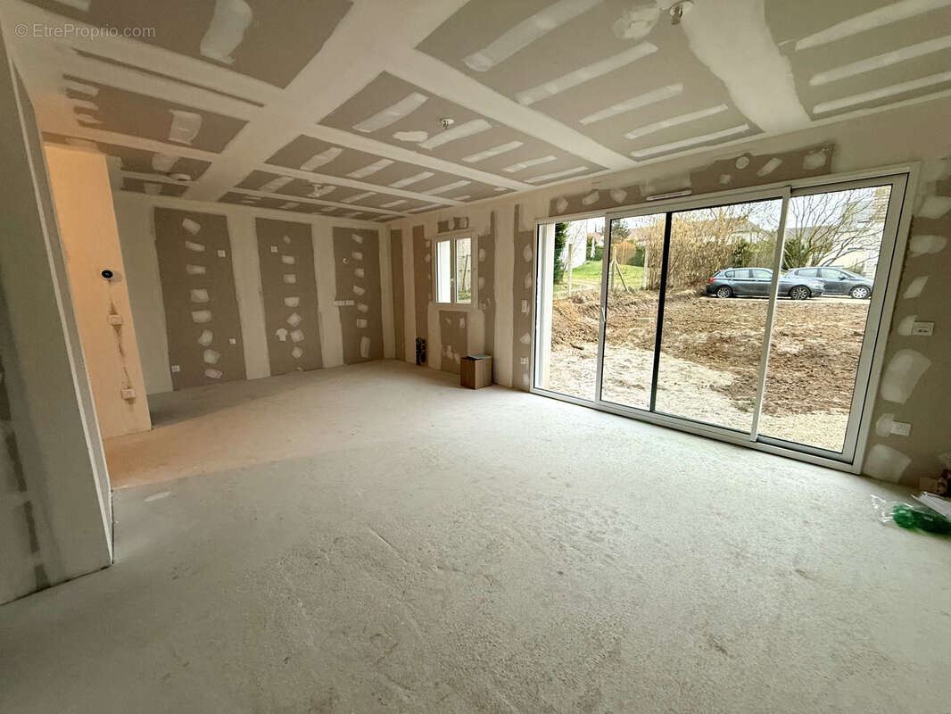 Maison à MORAINVILLIERS