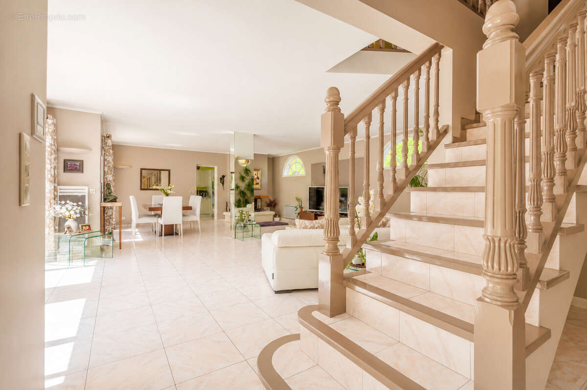 Grande maison familiale de 291 m²  - 5 chambres - Terrain arboré de 756 m² - Sans vis à vis - photo 4