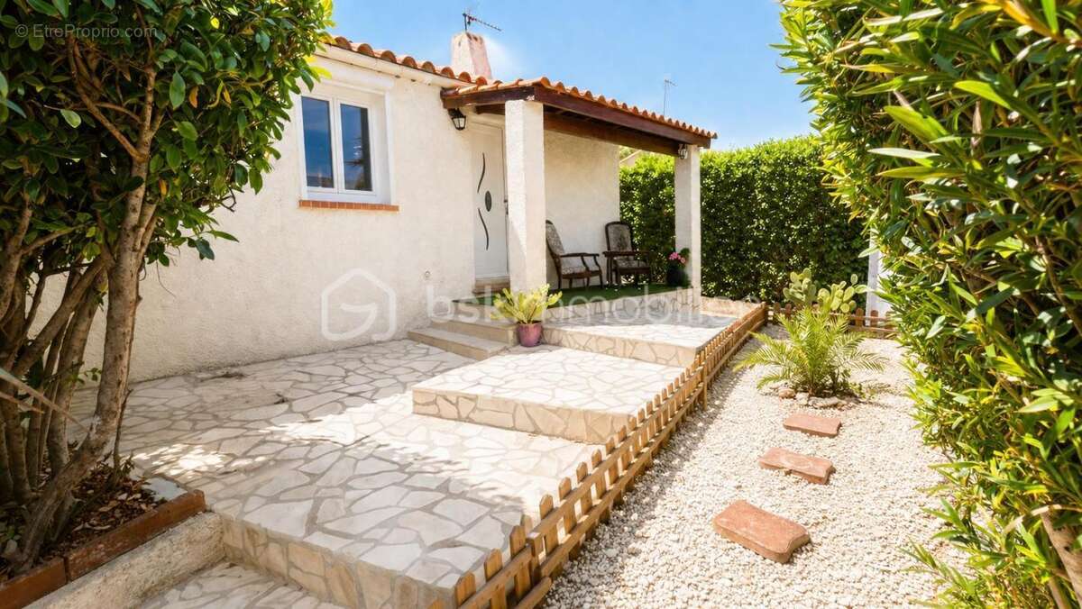 Maison à MONTBAZIN