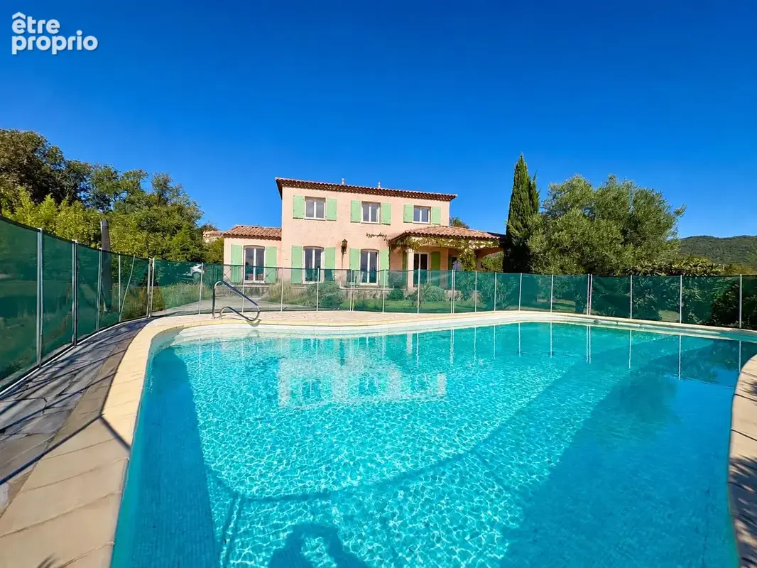 Villa 6 pièces d'environ 160m2 sur 2400m2 de terrain avec piscine et garage - photo 1