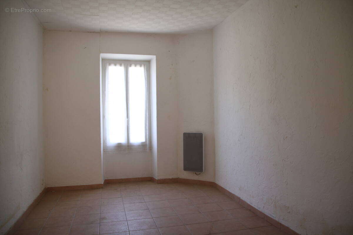 Appartement T3 à rénover, avec cave, parking et jardin à 05400 VEYNES - photo 8