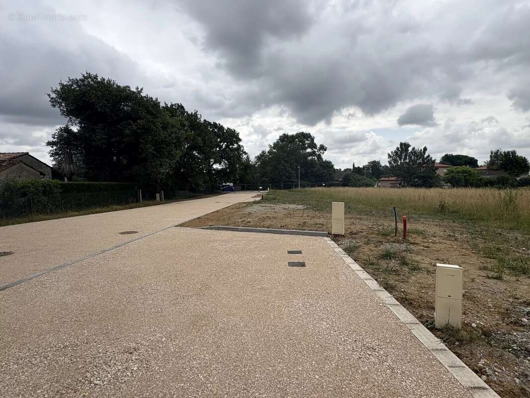 Terrain à LA SALVETAT-SAINT-GILLES