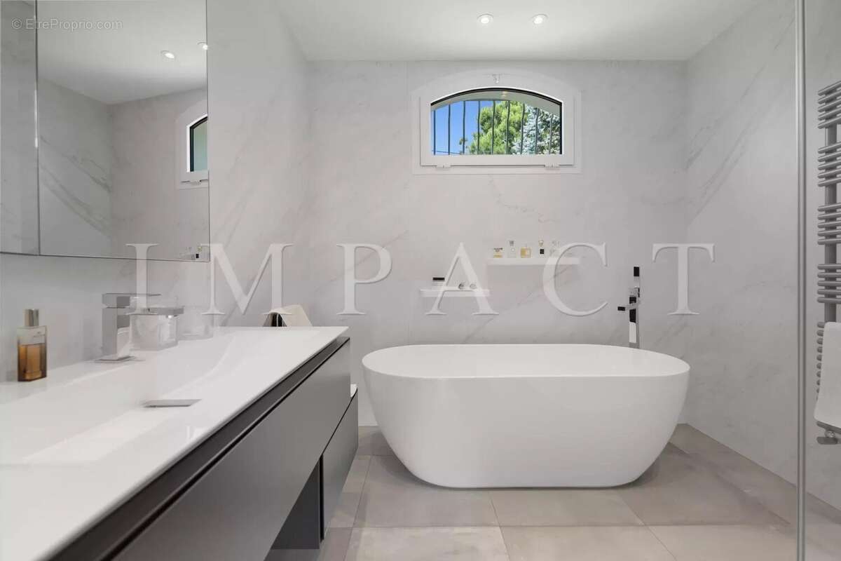 Maison à LA ROQUETTE-SUR-SIAGNE