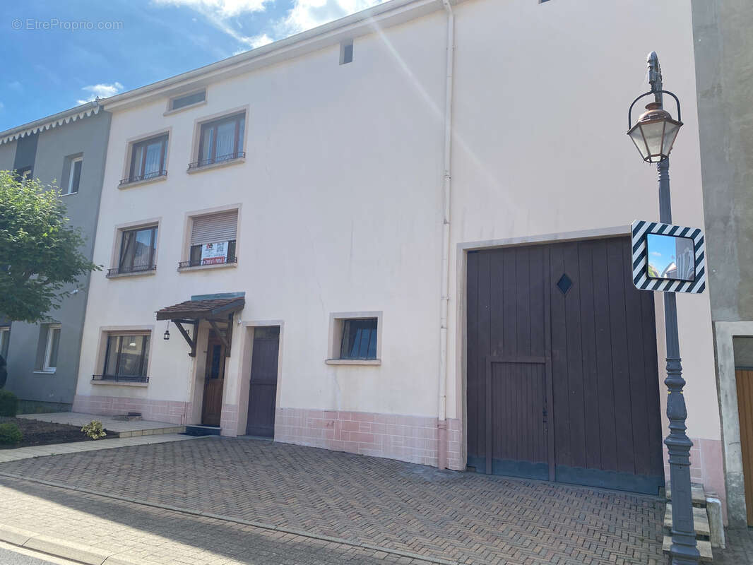 Maison mitoyenne F5 avec grange et dépendances sur 17,26 are - photo 18