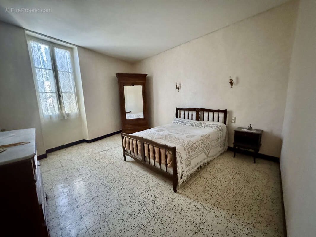 Maison à LAUDUN-L&#039;ARDOISE