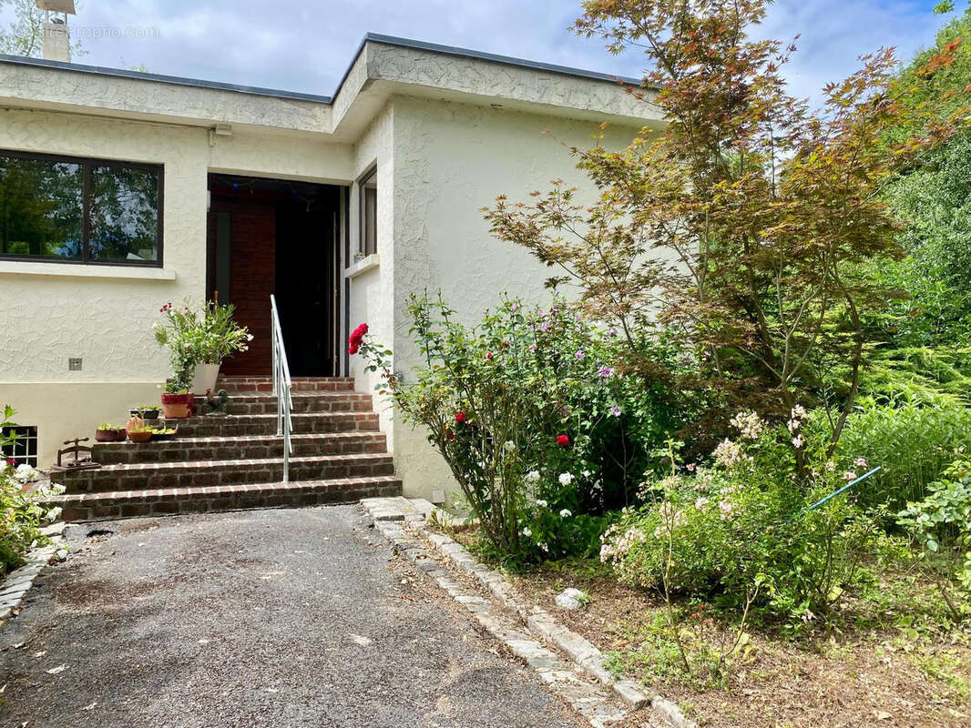 Pavillon sur 6000 m2 - photo 2