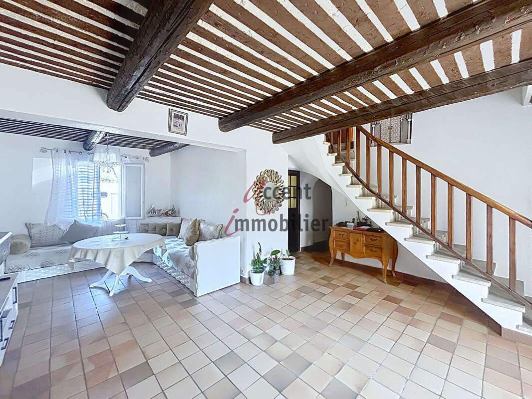 Robion Village, Authenticité et vue sur le Luberon, mas mitoyen en pierre d'environ 144 m² - photo 4
