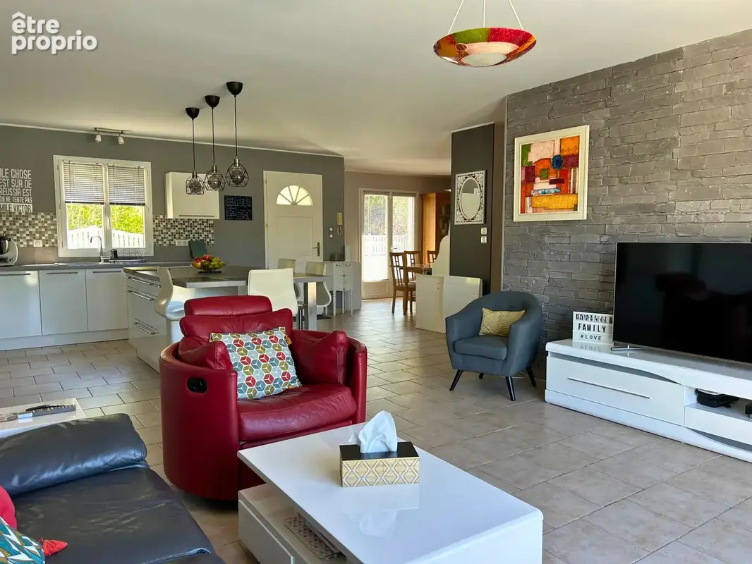 PAVILLON avec piscine et grand séjour de 57 m2. Un cadre de vie idéal à 9 min de la base aérienne de COGNAC ! - photo 2
