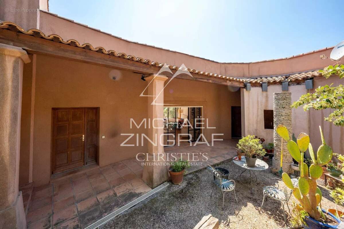 Exclusivité Propriété avec 3 villas, piscine et tennis - photo 17