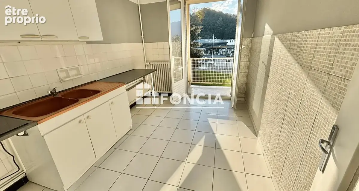 T3 de 56 m² avec balcon, vue dégagée et fort potentiel (Travaux de rénovation énergétique votés & payés) - photo 2