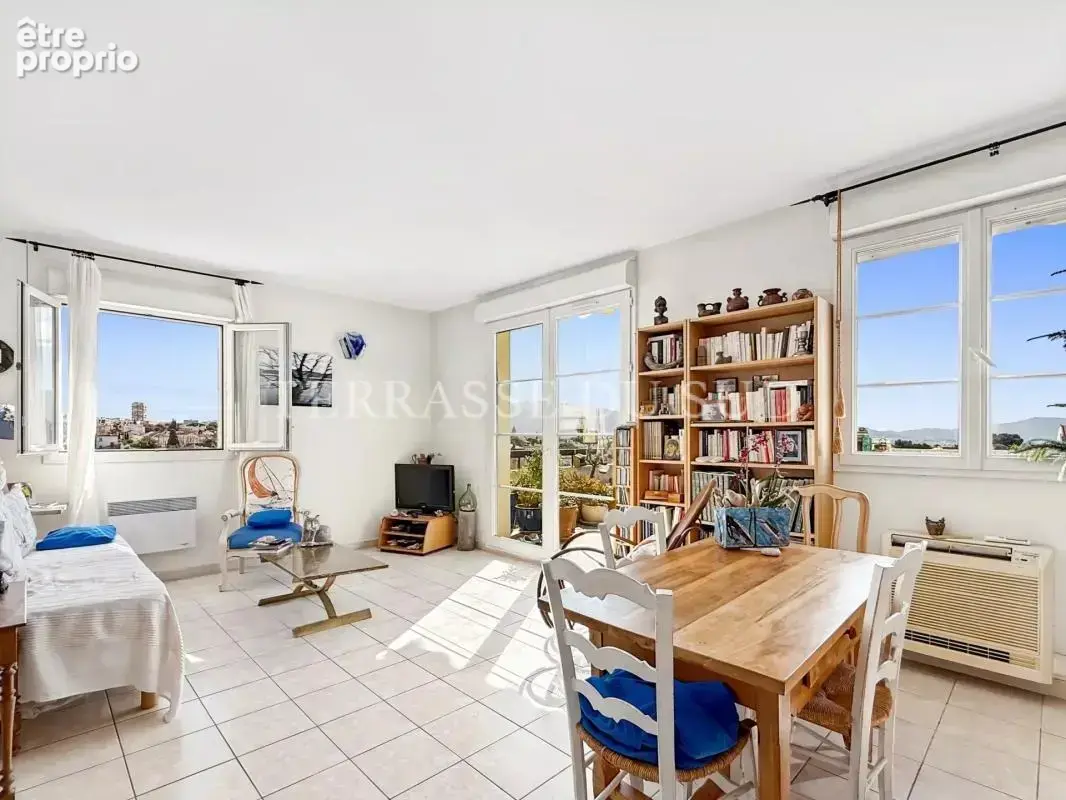 Vente Appartement T2/3 de 58 m2 LC avec Grande Terrasse, Parking Privatif et Cave - Montolivet Marseille 12 - photo 8