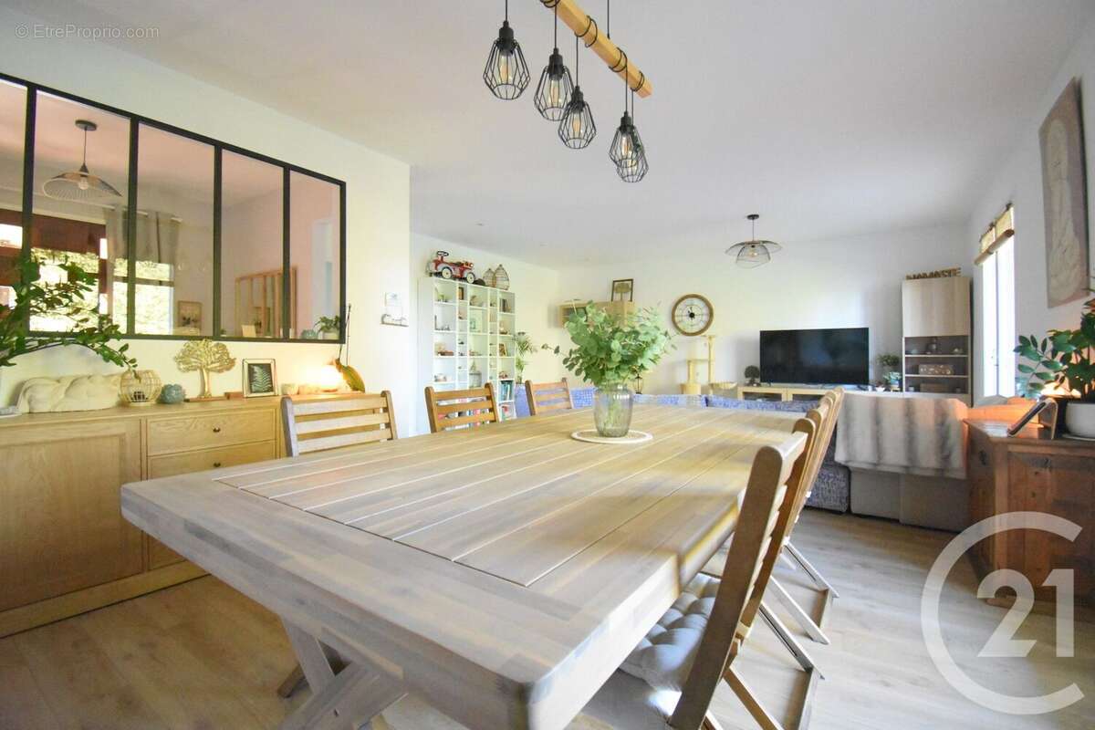 Maison à CREUZIER-LE-VIEUX