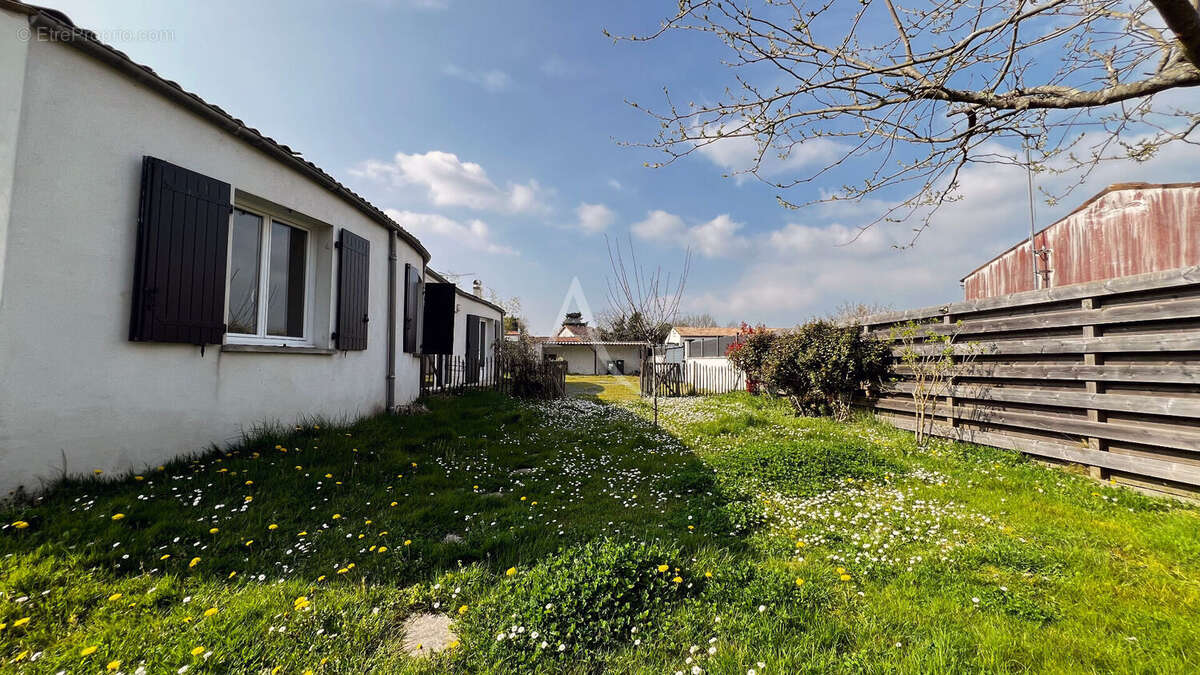 Maison à CHAILLEVETTE