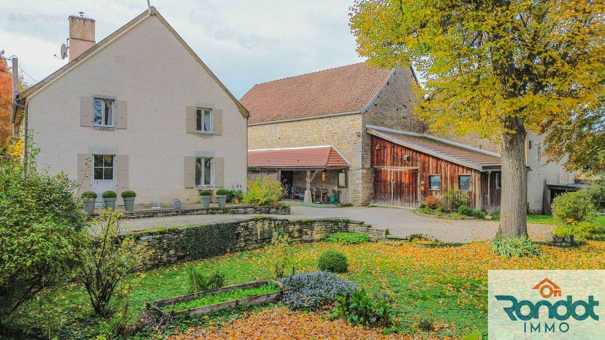 Maison à VILLECOMTE