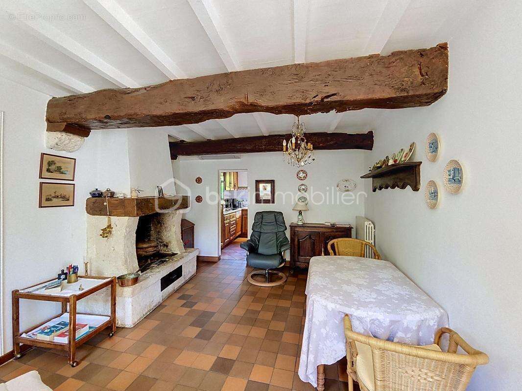 Du cachet et du charme pour cette confortable maison de 181m2. sur 1.1 hectare de terrain - photo 12
