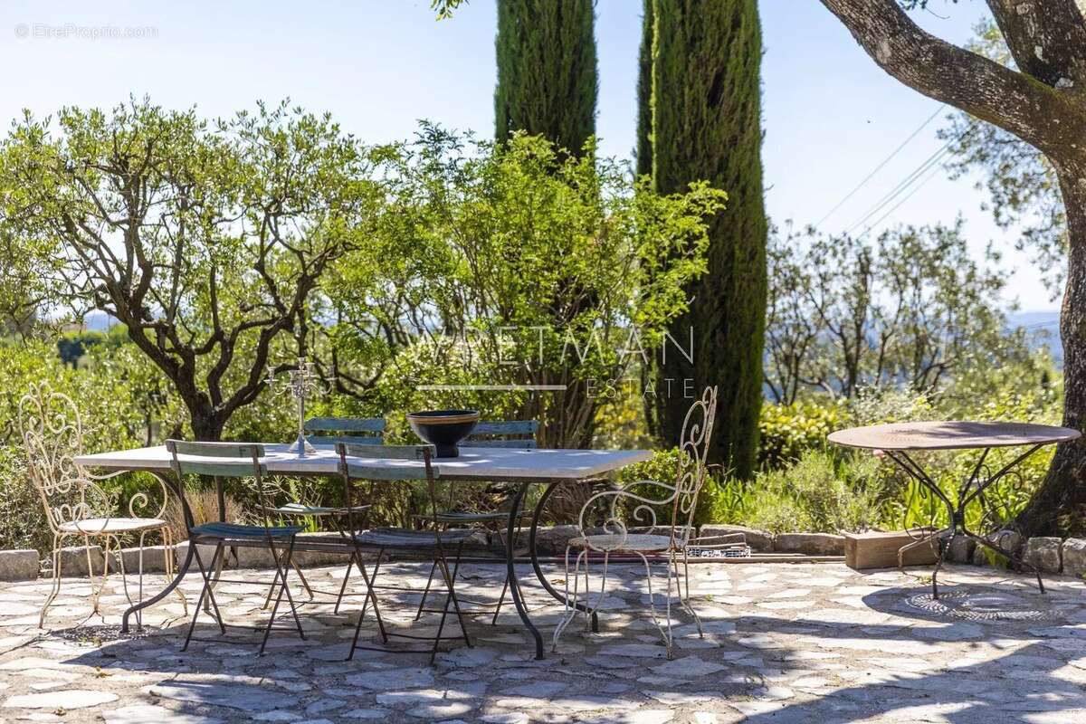 Maison à CHATEAUNEUF-GRASSE