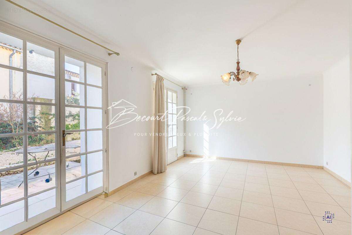 Rare - avec potentiel - maison de caractère avec cour intime, terrasses - photo 12