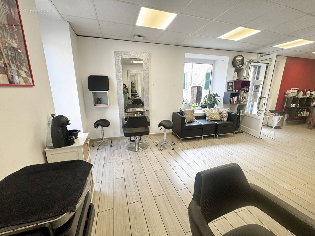 Commerce à L&#039;ESCARENE