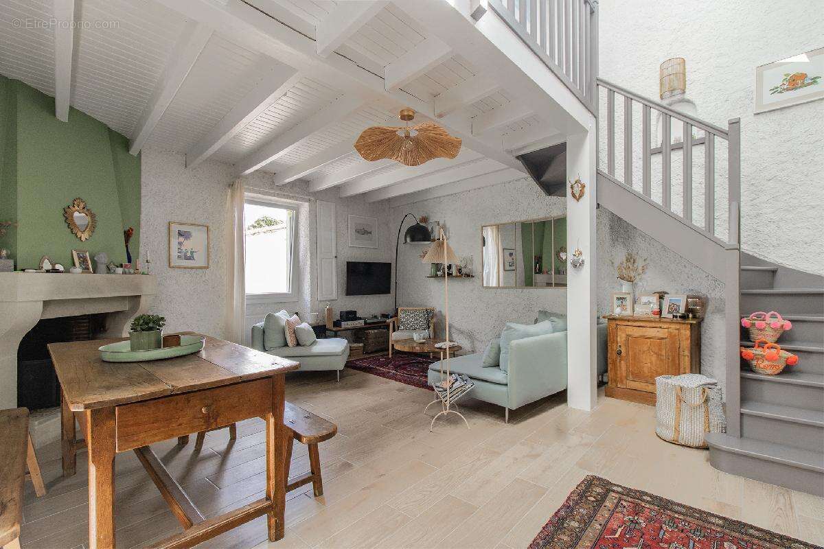 Coup de cœur pour cette maison ancienne rénovée, pleine de charme de 136 m² surface plancher, avec 4 chambres, bureau, grand gar - photo 2