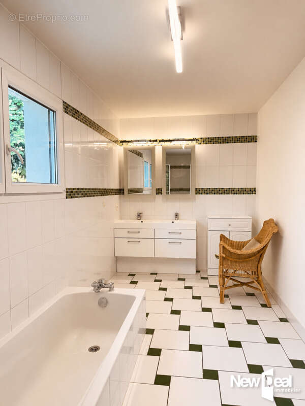 Exclusivite vallon du jour, maison de type 6 de 190 m2  habitables avec piscine edifiee sur 1159 m2 en impasse - photo 13