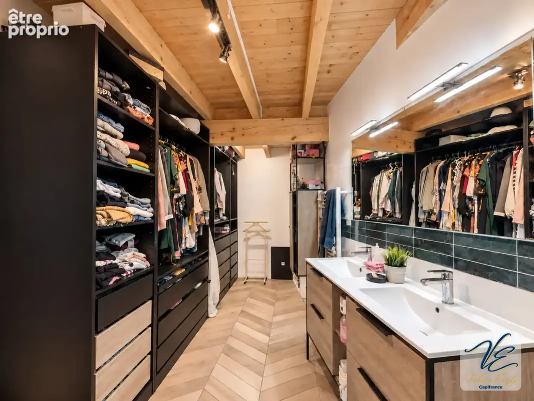 À azille – maison bourgeoise rénovée de 259 m² avec 5 chambres, jardin piscinable, puits et garage - photo 8