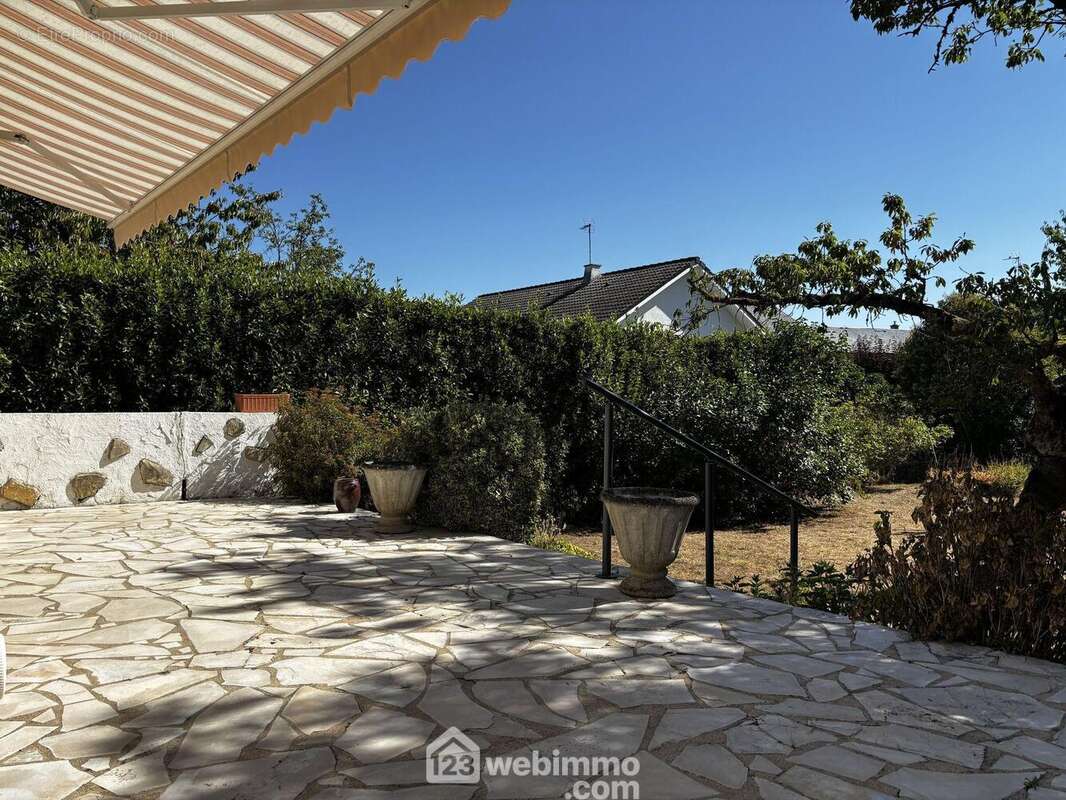Bénéficie d'un accès à une belle terrasse côté Est,