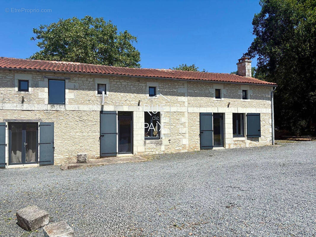Maison à THURAGEAU