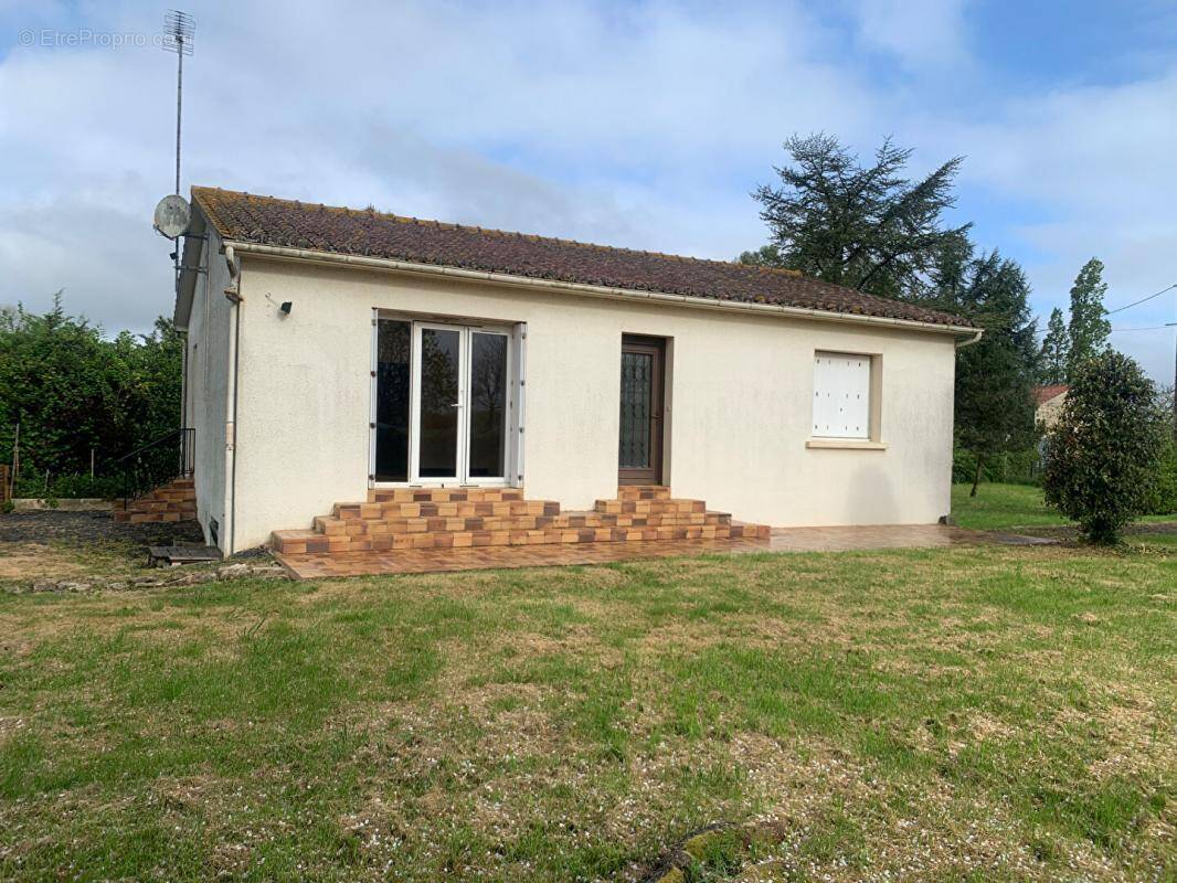 Maison à SAINT-ETIENNE-DE-BRILLOUET