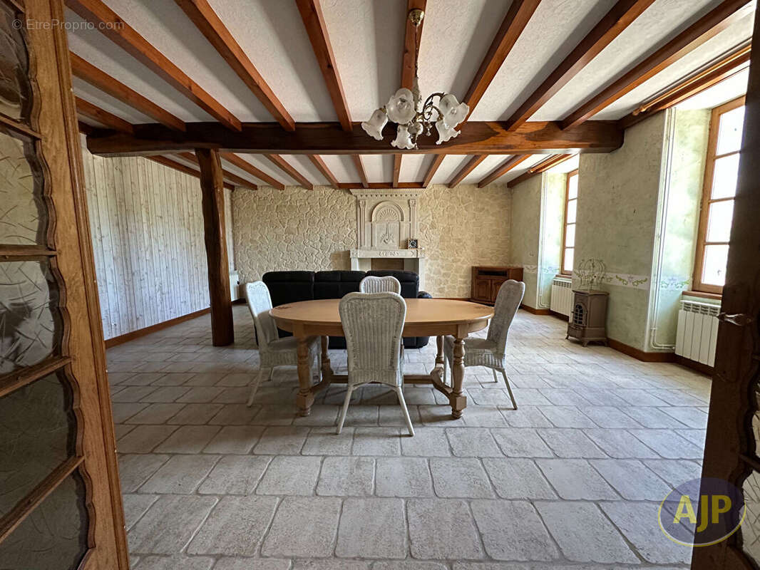 Maison à JARNAC-CHAMPAGNE