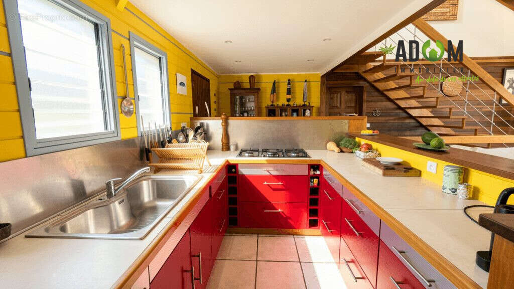 Maison 216 m² à Les Avirons  - photo 4