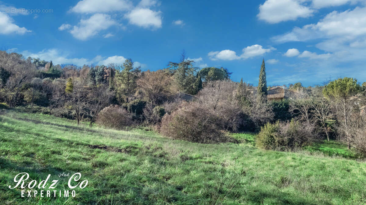Terrain à APT
