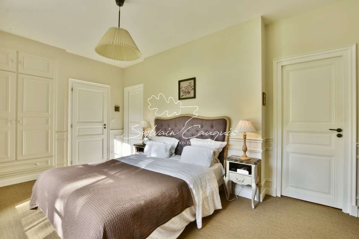 Dpt Loiret (45), à vendre SULLY SUR LOIRE Maison bourgeoise 9 pièces de 270 m² - Terrain de 2 548,00 m² - Piscine chauffée - Gar - photo 11