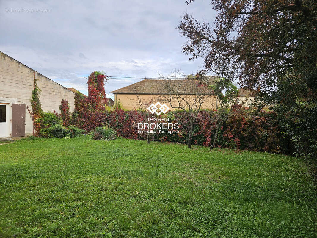 Commerce à SAINT-TRIVIER-DE-COURTES