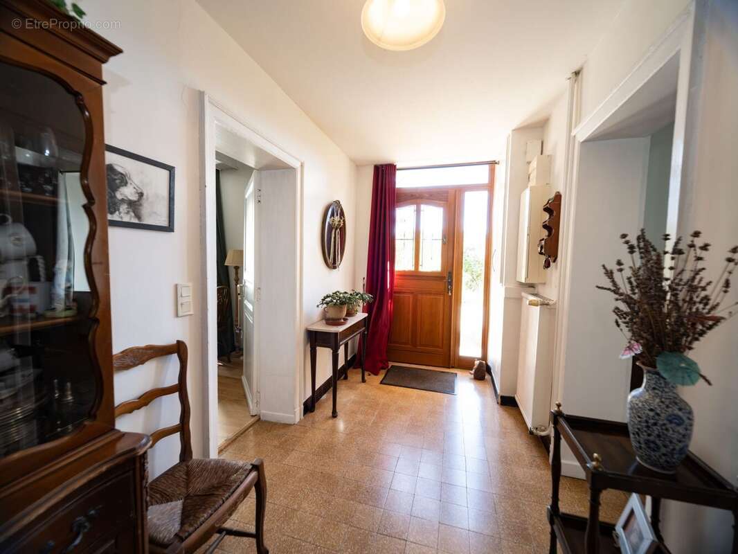 Bright entrance hall creating a welcoming first impression. - Maison à L'ISLE-EN-DODON