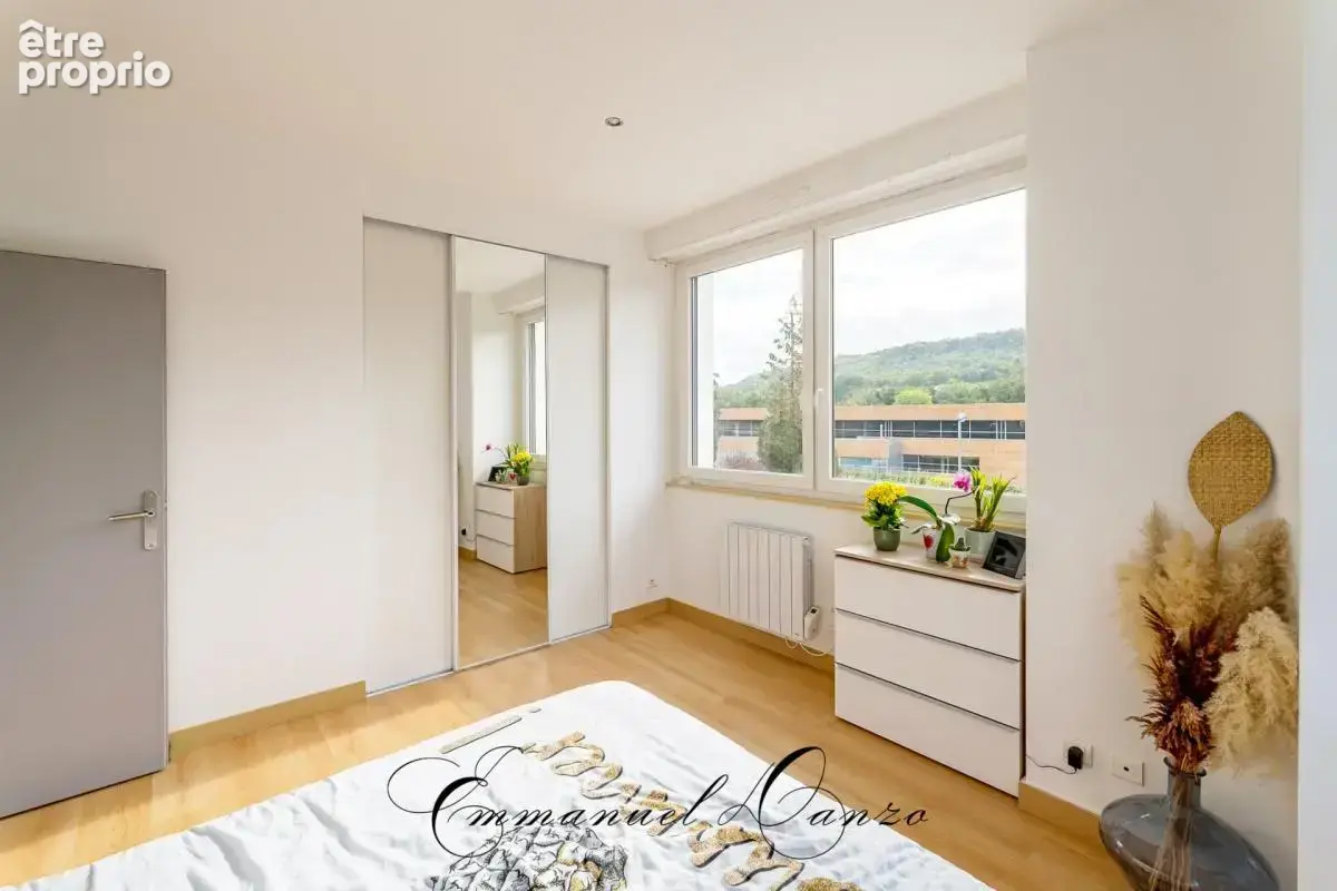 CHAMPIGNEULLES – Appartement 3 pièces rénové de 77 m² – Entrée indépendante – 2 stationnements privatifs - photo 9