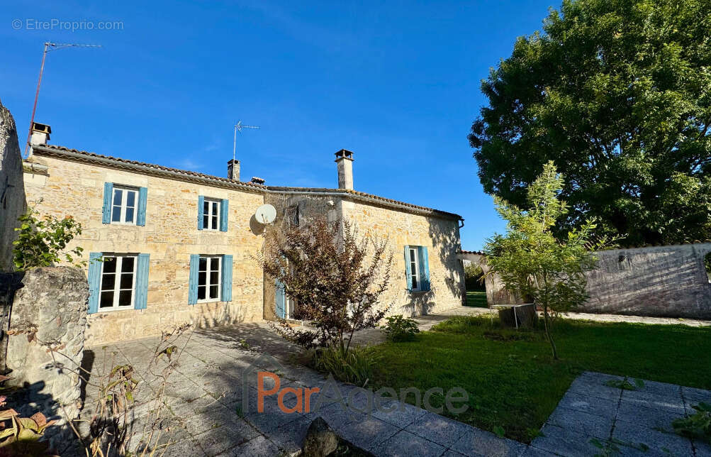 Maison à CHAILLEVETTE