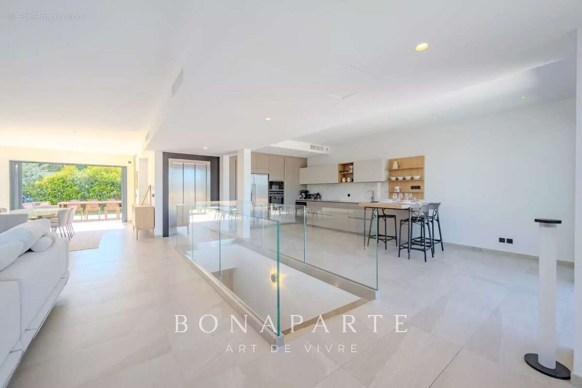 GASSIN - SAINT-TROPEZ Exclusivité : Magnifique villa-appartement en duplex avec très belle vue merUSIVITE : Magnifique "villa ap - photo 8