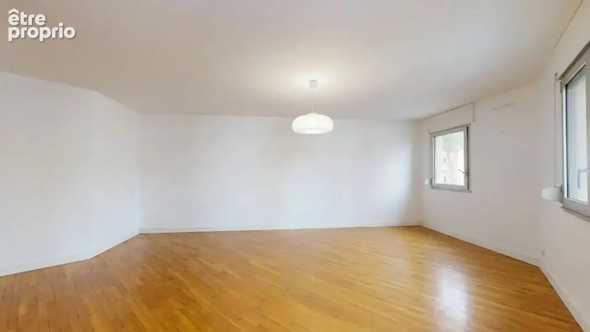  Lyon 3ᵉ – Limite Lyon 6ᵉ  Spacieux T3 de 72 m² avec parking, cave, ascenseur et jardin commun - photo 2