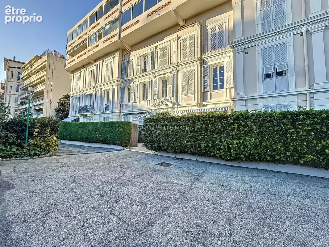 Appartement 4 pièces de 140 m² - Bourgeois avec potentiel, Cannes Centre - photo 17