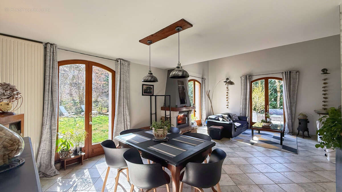 Maison à CHARNECLES