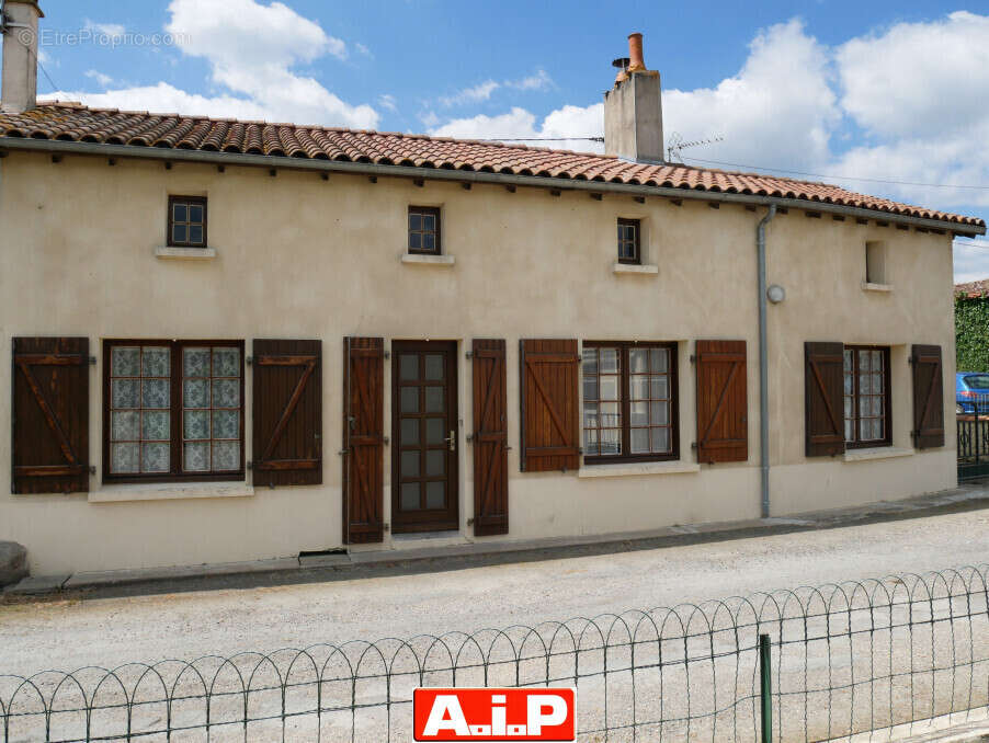 Maison à MONCOUTANT