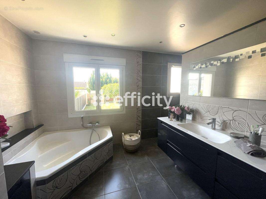 Maison à PARAY-VIEILLE-POSTE