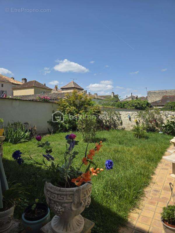 Vianne-maison de village avec jardin- 3 chambres- garage et pieces annexes - photo 2