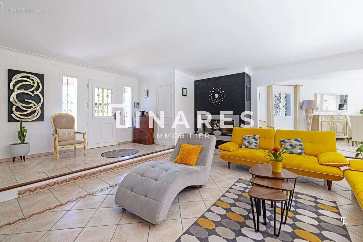 Maison à SIMIANE-COLLONGUE