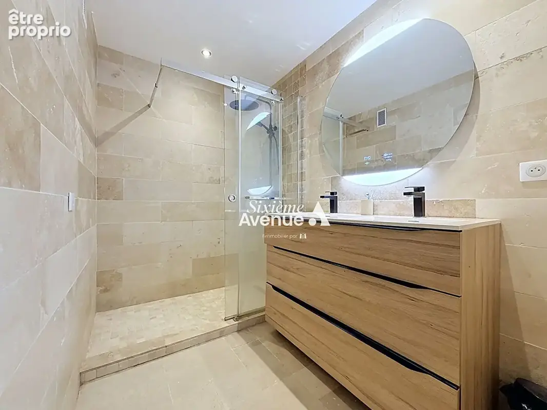 A vendre - Appartement rénové à Grasse 2 pièces de 53 m² avec parking et cave - photo 8