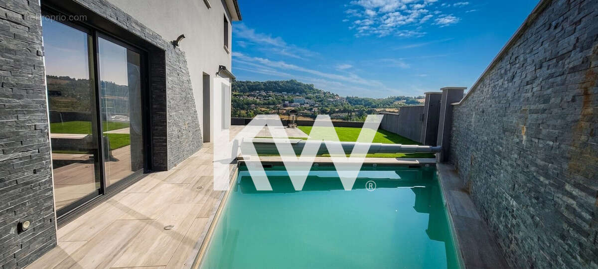 Maison 155 m² à Saint-Genest-Lerpt  - photo 2