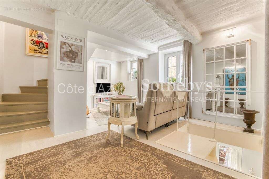 Maison à CHATEAUNEUF-GRASSE