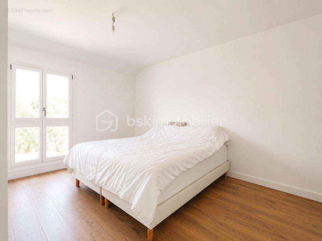 Maison familiale 5 pièces - 85 m ² habitables - Terrain de 216 m² - Combles aménagés de 27 m² - Jardin sans vis-à-vis - photo 7