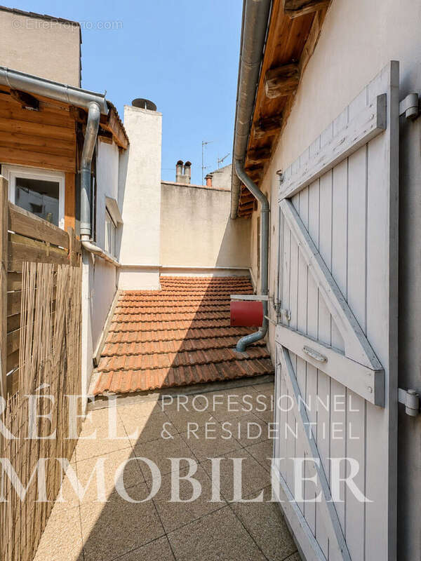 Plateau à aménager de 80 m² - Dernier étage - Coeur de la basse ville - photo 3