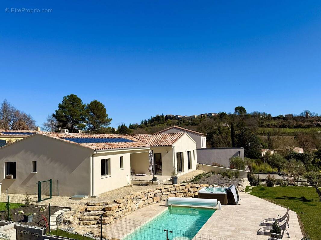 Dickjan POPPEMA d'eXp France vous propose une villa quasiment neuve avec 3 chambres, piscine, grand jardin - Maison à PIERREVERT